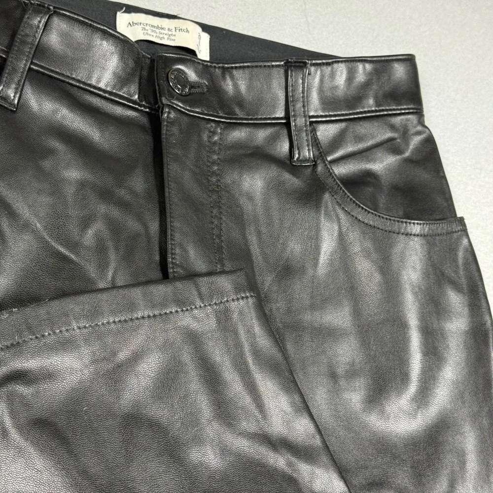 Abercrombie & Fitch Curve Love The 90s Straight Ultra High Rise Faux Leather 29L